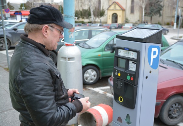 Niektorí parkovné vítajú, väčšina nadáva