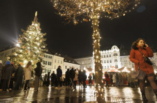 Bratislavské Staré mesto otvorilo svoje vianočné trhy, návštevníkom prinášajú program až na troch pódiách